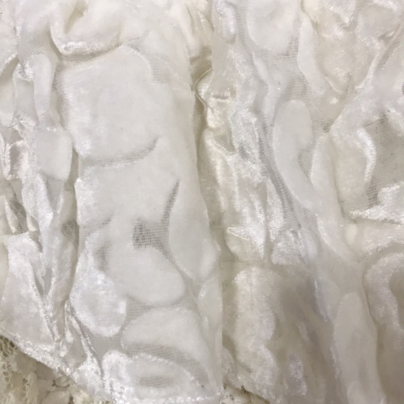 Kings Crown Collection cream champagne tiered ruffled lace skirt extender MEDIUM - Picture 7 of 12